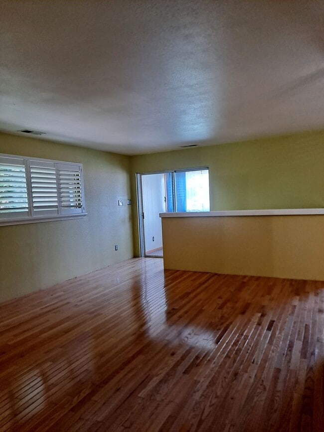 Building Photo - ALL PROSPECTIVE TENANTS MUST SUBMIT A $58 NON-REFUNDABLE APPLICATION FEE PER APPLICANT ONLINE AND...