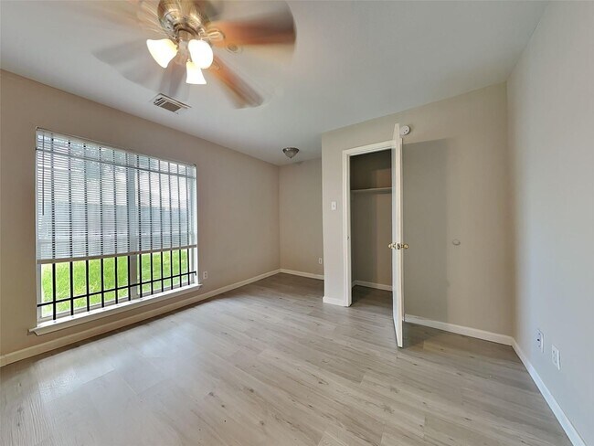 Building Photo - A spacious and move-in ready 3-bedroom, 1.5-bathroom home in Houston is now available. Fresh pain...