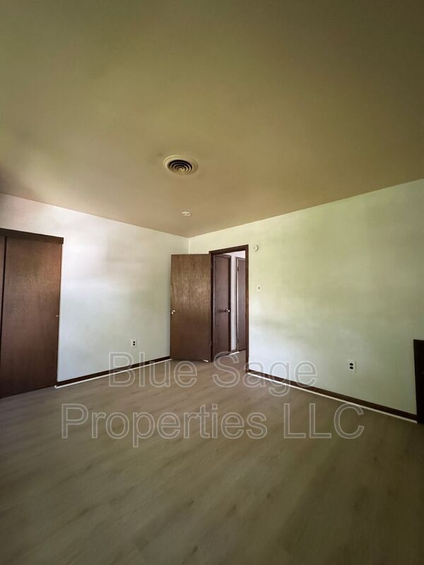 Building Photo - 2421 3rd Ave