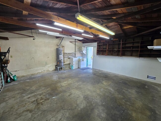 Building Photo - Classic 3 Bed, 2 Bath Home on Large Lot