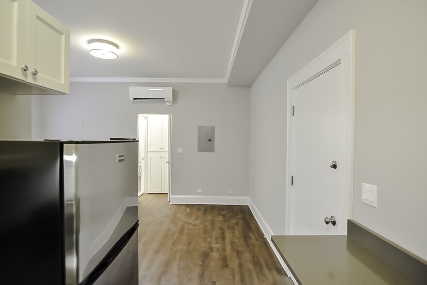 Building Photo - 817 W Lakeside Pl