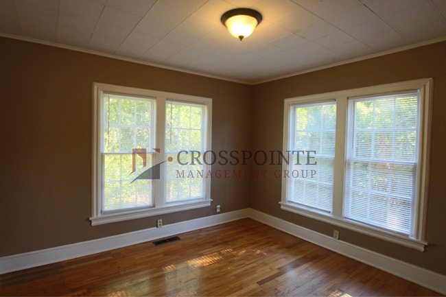 Building Photo - 2 bedroom 1 bath Triplex in central Tyler!