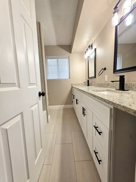 Building Photo - 1302 La Salle Dr