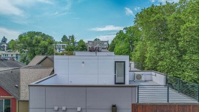 Building Photo - Stunning Ultra-Modern Capitol Hill View Home with Air Conditioning