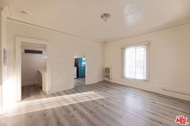 Building Photo - 946 S Burlington Ave