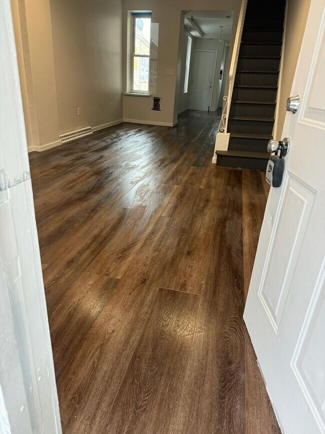 Building Photo - 4 bedroom 1 bath house with off street parking