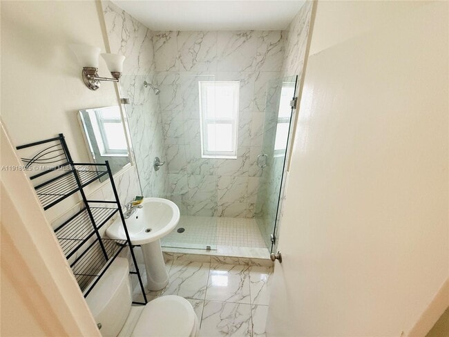 Building Photo - 503 SW 19th Ave