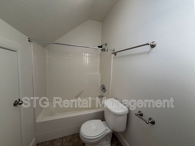 Building Photo - 449 W 500 N