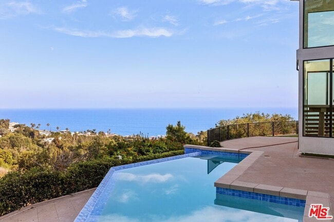 Building Photo - 6380 Meadows Ct