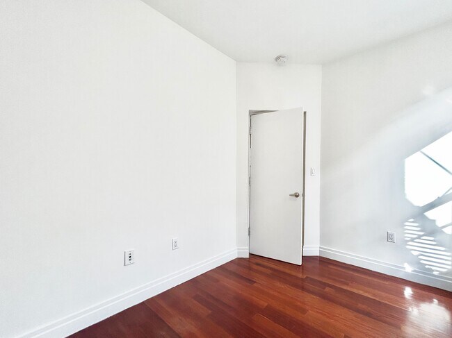 Building Photo - 607 W 137th St