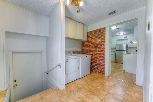 Building Photo - 4 bed/2 bath