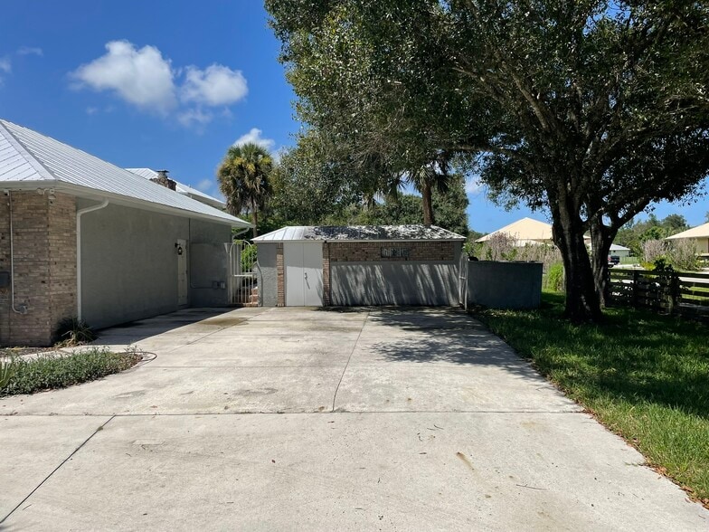 Building Photo - 2130 W Boothe Dr