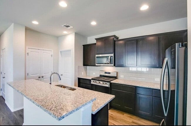 Building Photo - 129 Goldfinch Dr