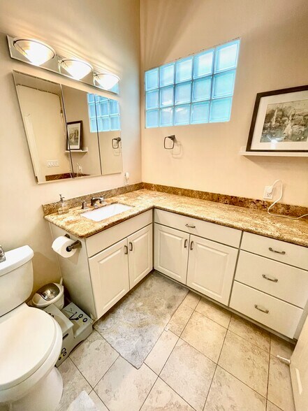 Ensuite bathroom of Bedroom 1 - 1136 8th St