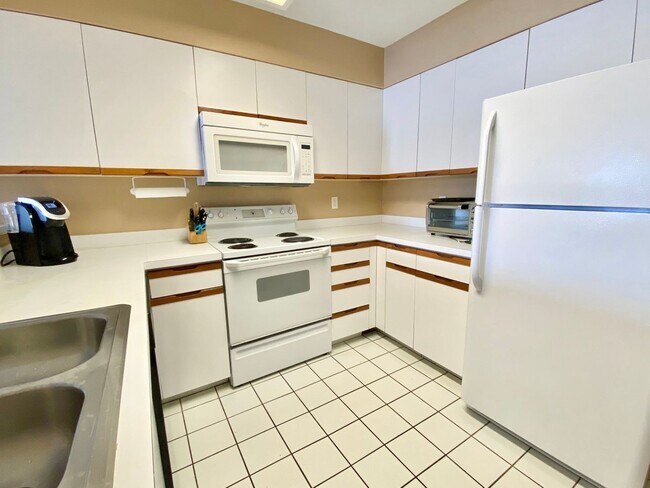 Building Photo - Laurel Villas Condominiums- 2025-2026