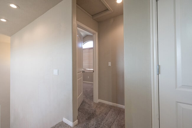 Building Photo - Beautiful St. George Home - Community Pool...
