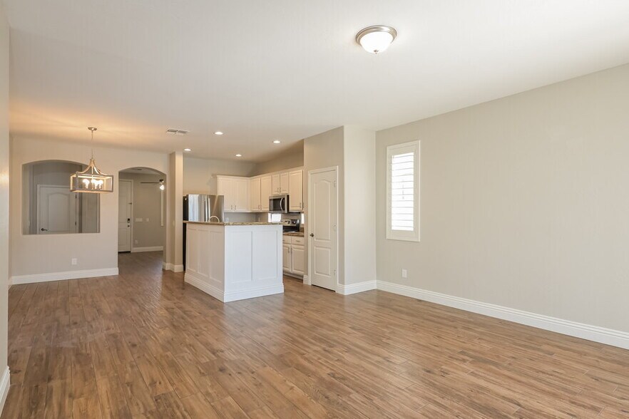 Building Photo - 4237 E Santa Fe Ln