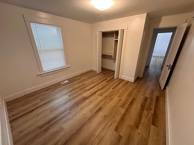 Building Photo - $895 - 2 bedroom/ 1 bathroom - Single Fami...