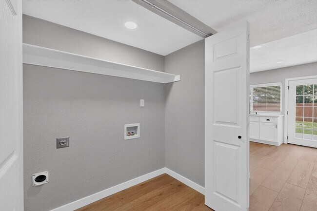 Building Photo - 243 Woodhurst Dr