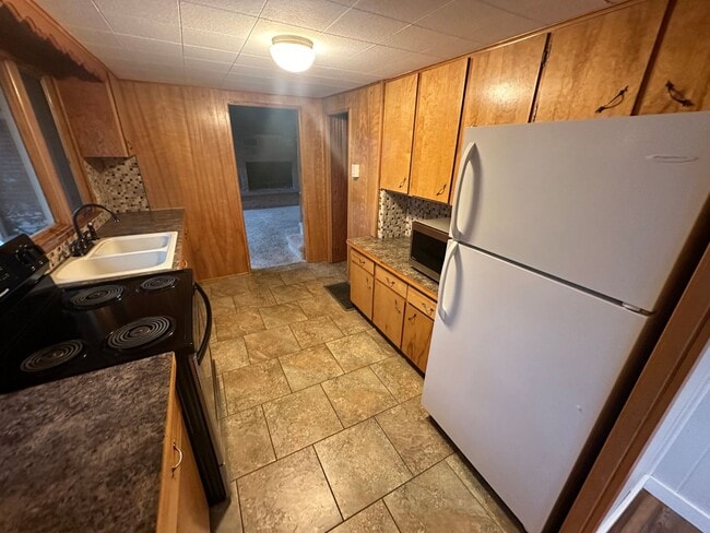 Building Photo - Beautiful Manitou Home With Sweeping Mount...