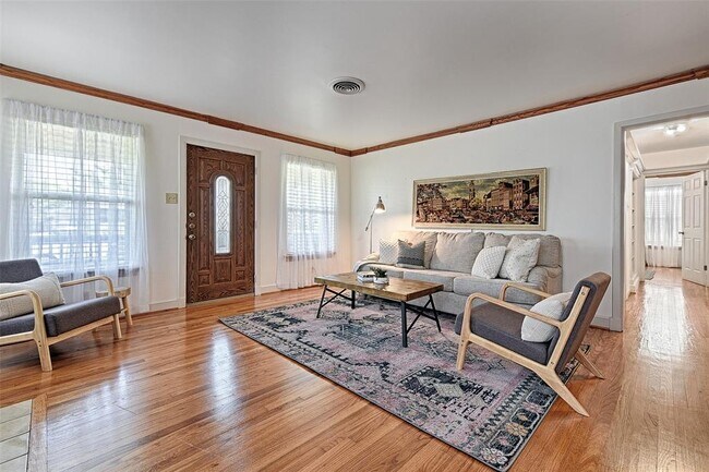 Building Photo - 3042 Newcastle Dr