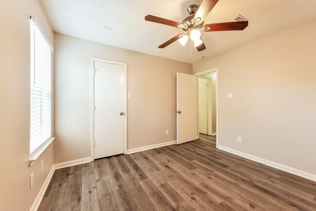 Building Photo - 10247 Country Squire Blvd
