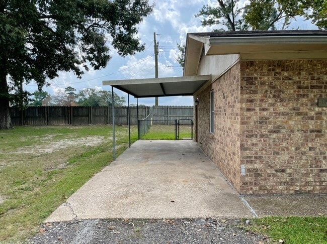 Building Photo - 2 Bedroom 1 Bath Duplex in West Tyler! Tour Today!