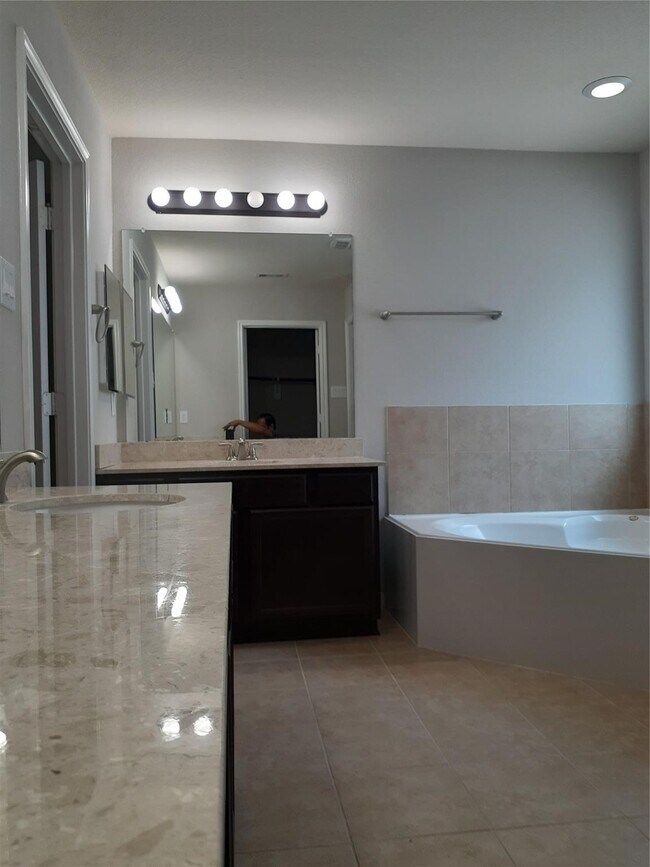 Building Photo - 17122 Amarose Dr