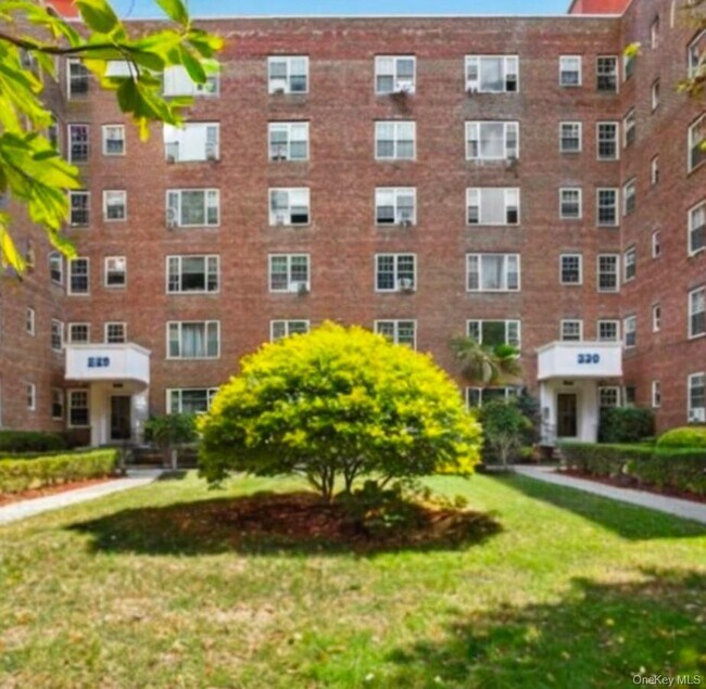 Building Photo - 210 Pelham Rd
