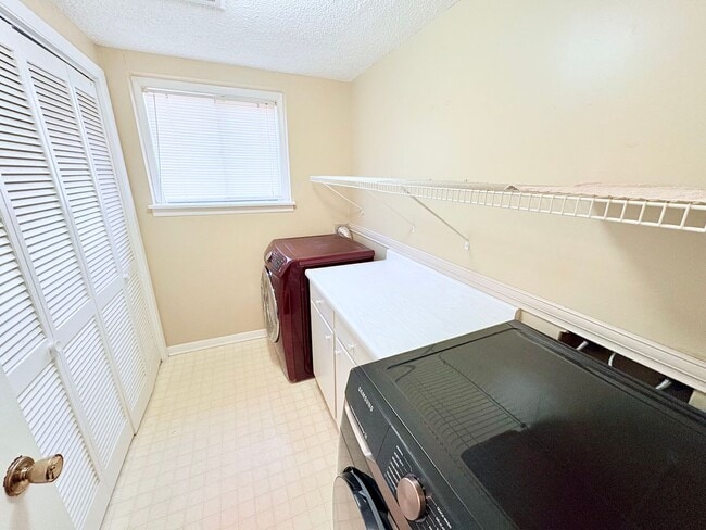 Building Photo - 101 Knight Cir