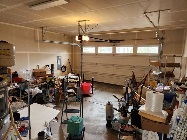 Building Photo - Large Spacious 4 Bed Home