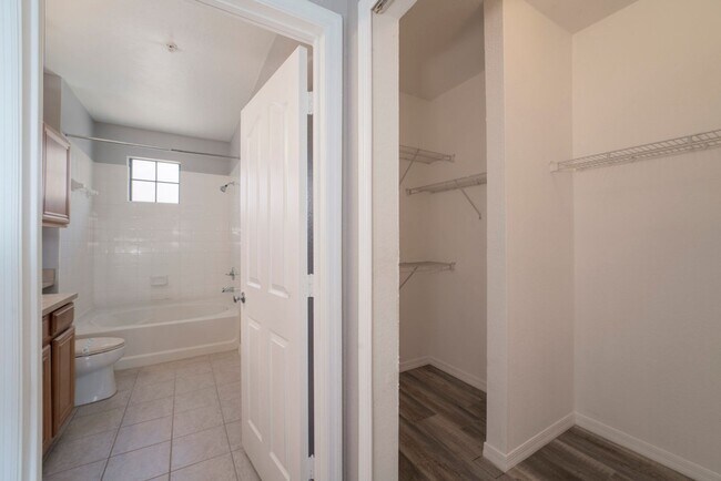 Building Photo - Nice 3/2.5 Townhouse with 2-Car Garage in ...