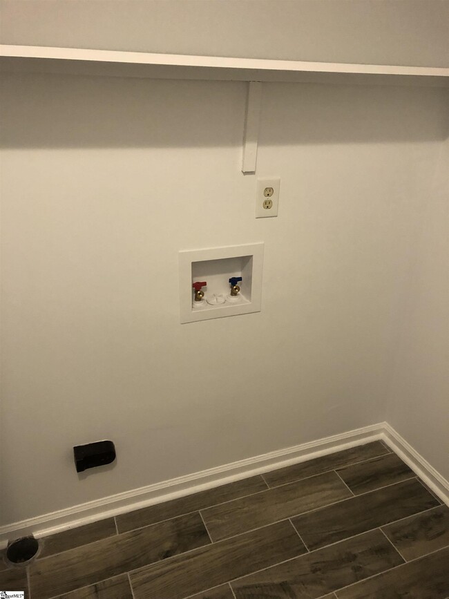 Building Photo - 204 Wenwood Cir