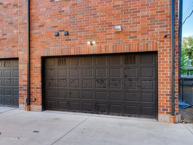 Building Photo - 2347 W Morse Ave