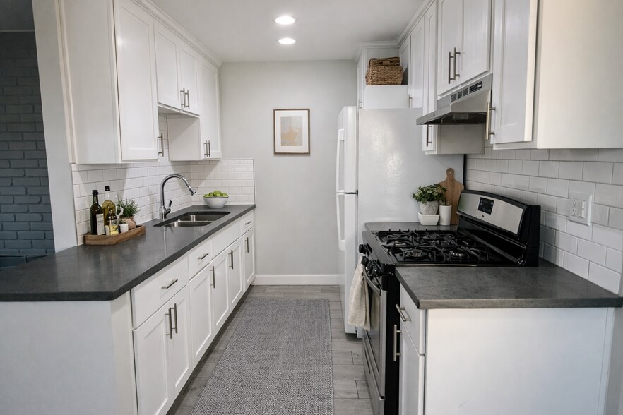 Building Photo - 17132 Emerald Ln