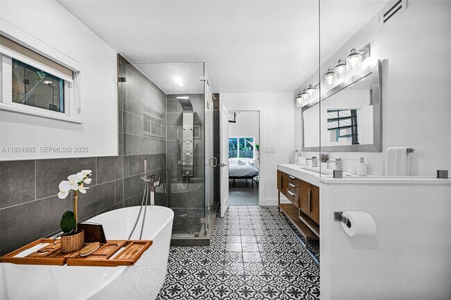 Building Photo - 150 NE 50th St