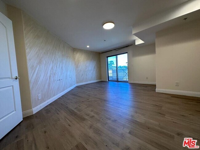 Building Photo - 2435 Florencita Dr W