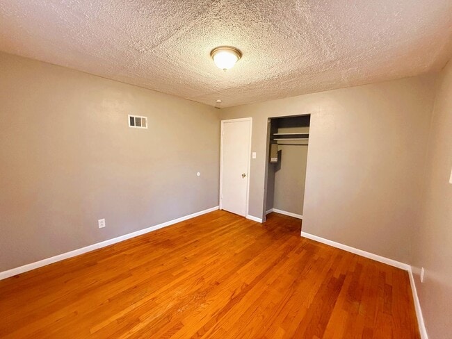 Building Photo - Spacious 3 Bedroom Rental in Florissant - Located on a cul-de-sac!