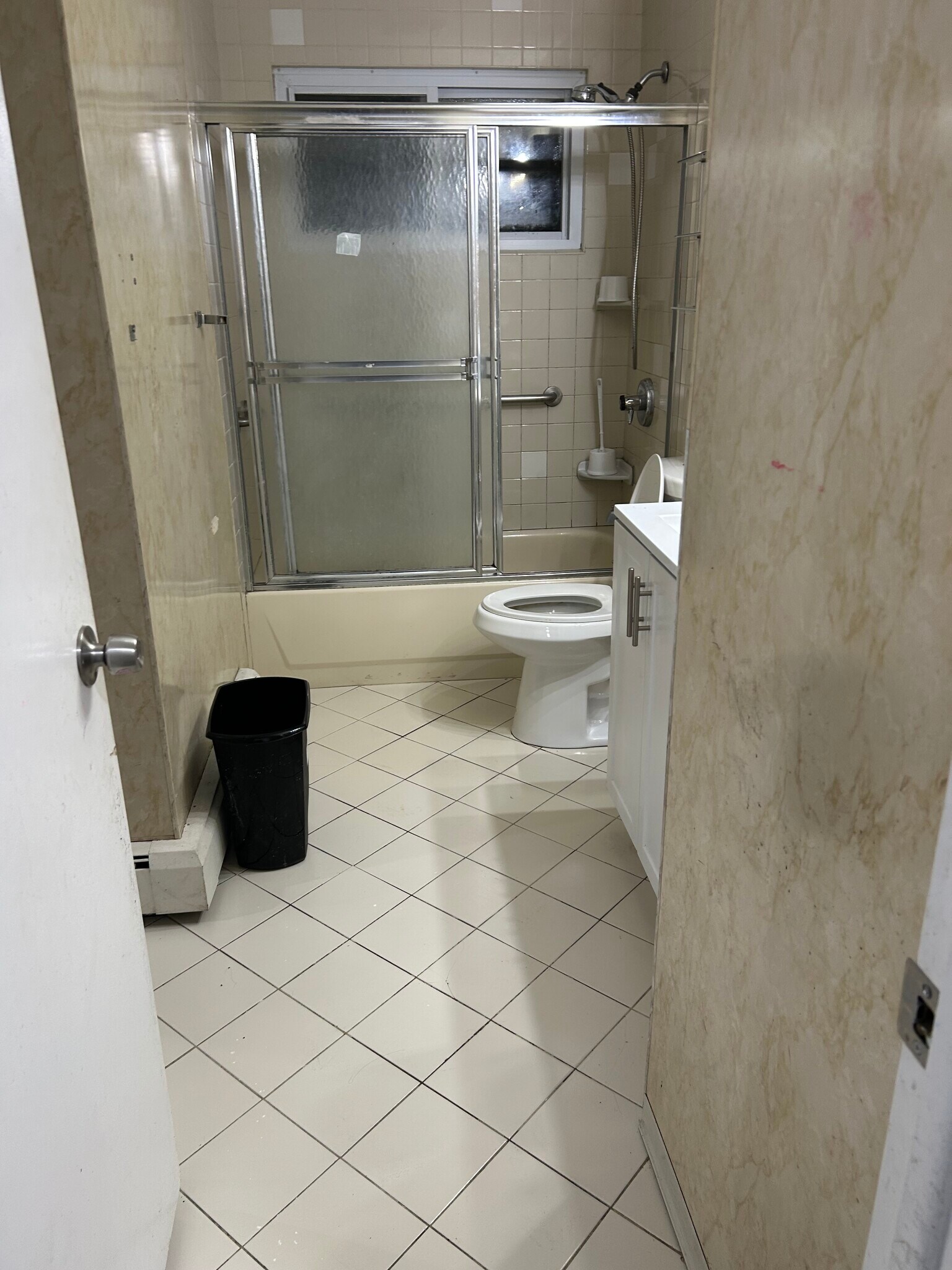 Building Photo - 965 Suffolk Ave