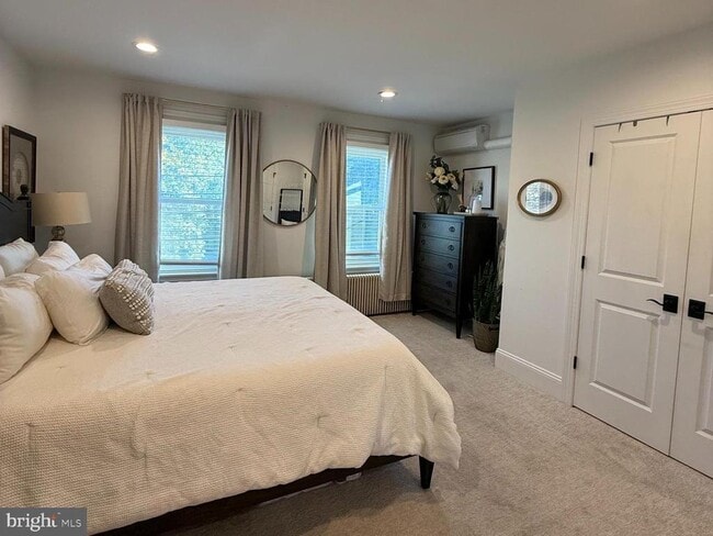 Building Photo - 810 E Elm St