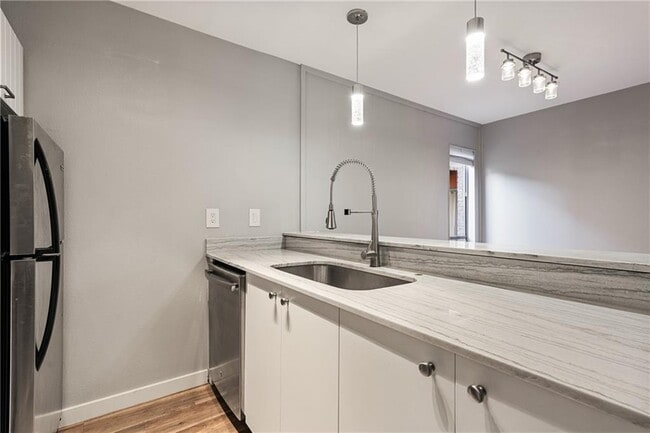 Building Photo - 3431 N Hills Dr