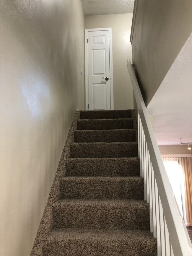 Building Photo - Spacious 2-Bed, 2-Bath Fourplex Unit in Prime Location!