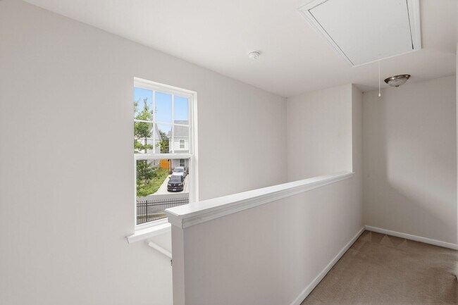 Building Photo - 1502 Sharon Rd W
