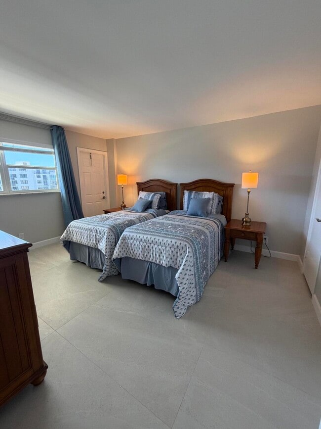 Building Photo - 1160 Hillsboro Mile