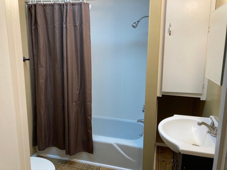 Bathroom - 418 N Mechanic St