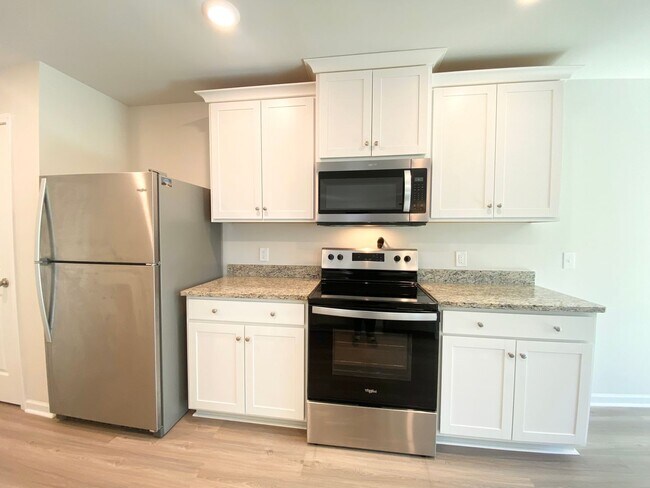 Building Photo - BETTER THAN NEW!