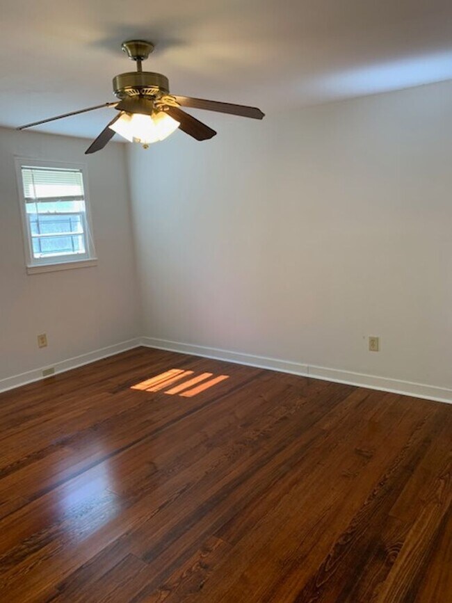 Building Photo - Wonderful lower unit with fresh paint