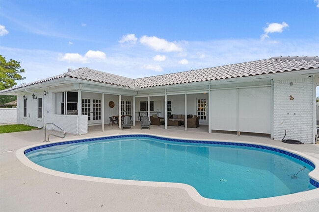 Building Photo - 9010 Gardens Glen Cir