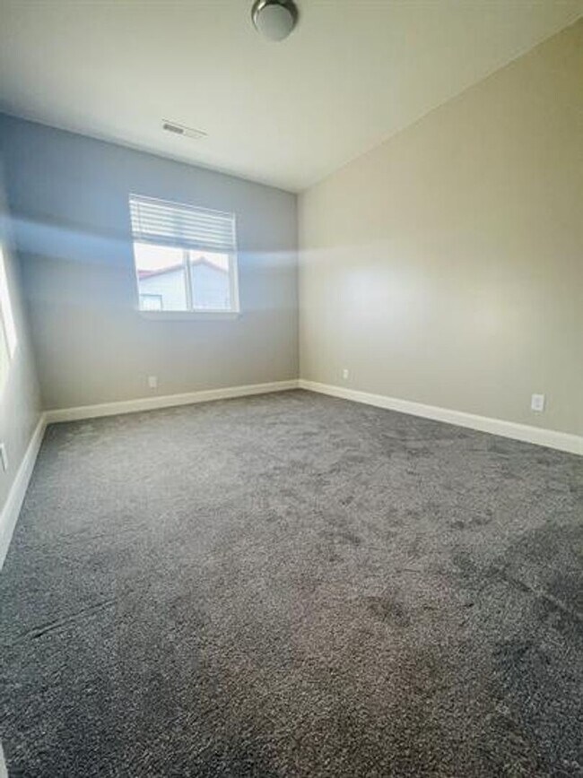 Building Photo - Desert Color Townhome!