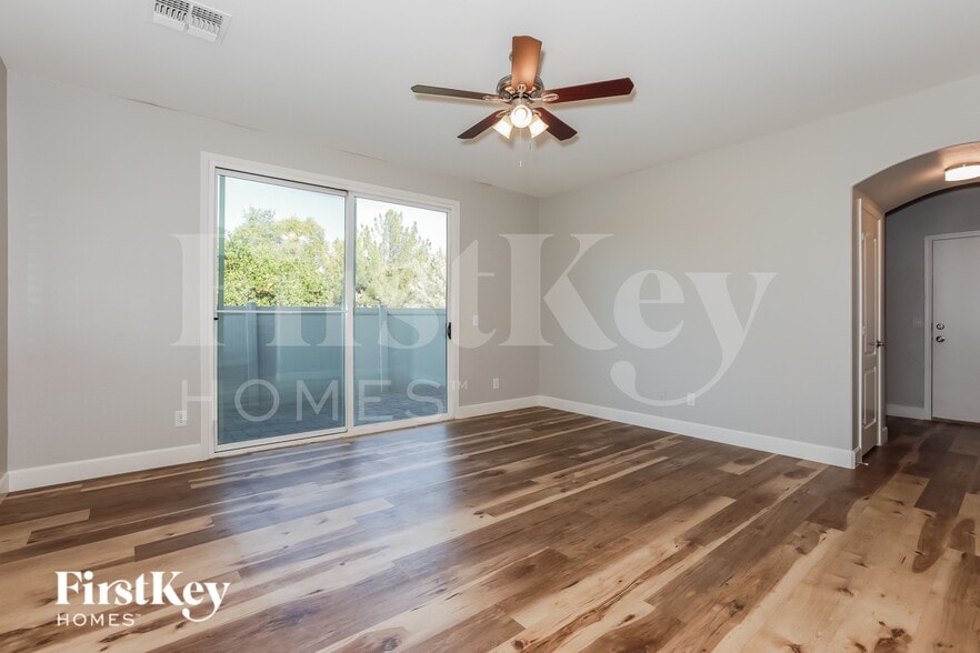 Building Photo - 940 S Henry Ln